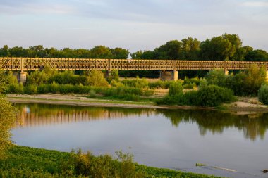 Pont de Pouilly-sur-Loire köprüsünün görüntüsü kaynaktan 496 km uzakta ve Loire nehrinin girişinden 496 km uzakta, Pouilly-sur-loire, Orta Fransa yaz günbatımında.