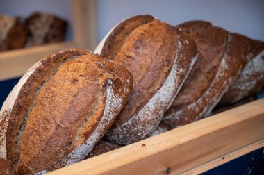 Bordeaux 'daki Fransız esnaf fırını, çavdar ve buğday ekmeği ve baget, Fransa, Fransız yemeği.