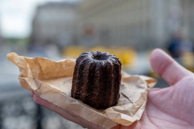 Canele, romlu ve vanilyalı Fransız pastası, yumuşak ve yumuşak muhallebi merkezi ve koyu, karamelize edilmiş Bordeaux bölgesi, Fransa ve Bordeaux sokaklarının özeli.