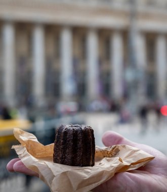 Canele, romlu ve vanilyalı Fransız pastası, yumuşak ve yumuşak muhallebi merkezi ve koyu, karamelize edilmiş Bordeaux bölgesi, Fransa ve Bordeaux sokaklarının özeli.