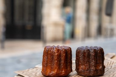 Canele, romlu ve vanilyalı Fransız pastası, yumuşak ve yumuşak muhallebi merkezi ve koyu, karamelize edilmiş Bordeaux bölgesi, Fransa ve Bordeaux sokaklarının özeli.