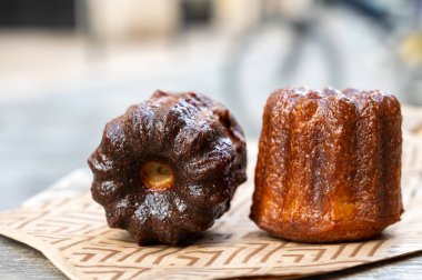 Canele, romlu ve vanilyalı Fransız pastası, yumuşak ve yumuşak muhallebi merkezi ve koyu, karamelize edilmiş Bordeaux bölgesi, Fransa ve Bordeaux sokaklarının özeli.