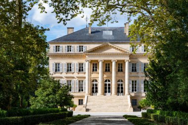 Haut-Medoc 'taki tipik Fransız şarap sahasının ya da şatosunun kırmızı şarap üretim bölgesi, Margaux köyü, Bordeaux, Gironde Estuary, Fransa' nın sol kıyısı