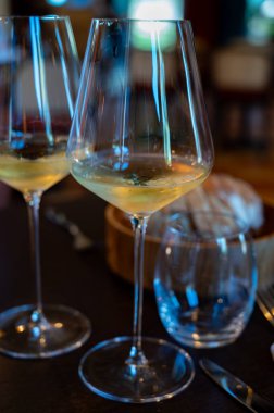 Sauternes 'de Bordeaux şarabı tatmak, Gironde Estuary, Fransa' nın sol kıyısında. Restoranda servis edilen beyaz tatlı Fransız şarabı.