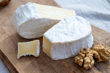 Peynir koleksiyonu, Normandiya bölgesinden Fransız peyniri, çiftlik dükkanından kalp şeklinde neufchatel.