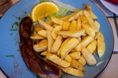 Kızarmış patates ve ızgara et. Alman sosisi. Almanya 'da eski bir restoranda servis ediliyor.