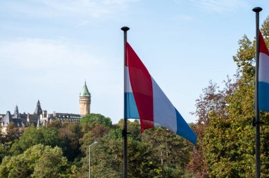 Lüksemburg veya Lüksemburg 'un başkenti ve Avrupa Birliği' nin sonbaharda fiili başkentlerinden biri olan Lüksemburg bayrağının manzarası