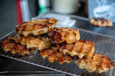 Taze pişmiş Belçika şekerli waffle, Brüksel, Belçika 'da sokak yemekleri yemek.