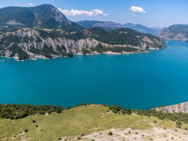 Serre-Poncon 'un mavi gölü üzerindeki hava manzarası, Hautes-Alpes ve Haute-de-Haute Provence departmanları arasındaki rezervuar sınırı, Batı Avrupa' nın en büyük bölümlerinden biri.