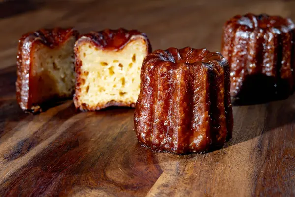 Canele, romlu ve vanilyalı Fransız pastası, yumuşak ve yumuşak muhallebi merkezi ve koyu, Bordeaux bölgesinin karamelize edilmiş kabuk spesiyali, Fransa kapat.