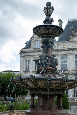 Limoges şehrinin, Haute-Vienne departmanının, Fransa 'nın ünlü porselen ve deri endüstrisinin cadde ve evlerinin manzarası.