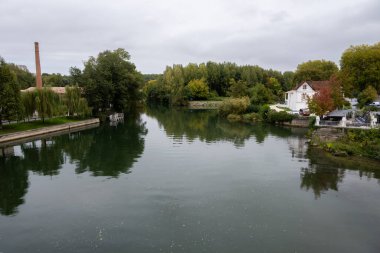Cognac beyaz şarap bölgesindeki eski caddelerin ve evlerin manzarası, Charente bölgesi, güçlü alkol damıtma endüstrisi, Grand Champagne, Fransa