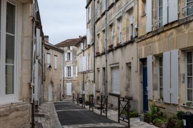 Cognac beyaz şarap bölgesindeki eski caddelerin ve evlerin manzarası, Charente bölgesi, güçlü alkol damıtma endüstrisi, Grand Champagne, Fransa