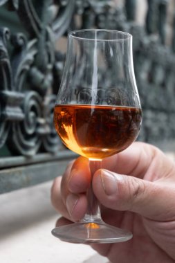 Varillerde yıllanmış konyak, içki ve şehirdeki eski caddeleri ve evleri görmek konyak, Grand Champagne, Charente, güçlü alkol damıtma endüstrisi, Fransa