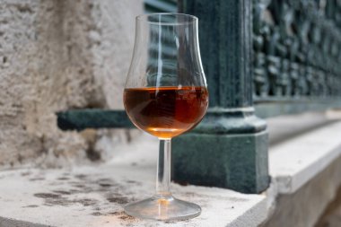 Varillerde yıllanmış konyak, içki ve şehirdeki eski caddeleri ve evleri görmek konyak, Grand Champagne, Charente, güçlü alkol damıtma endüstrisi, Fransa