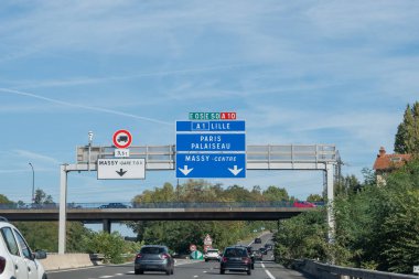 Otoyol işaretleri Paris, Fransa 'nın çevre yolunda yoğun trafik işaretleri, Paris' te trafik sıkışıklığı