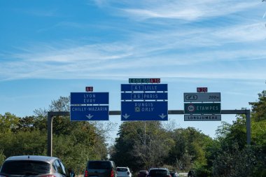 Otoyol işaretleri Paris, Fransa 'nın çevre yolunda yoğun trafik işaretleri, Paris' te trafik sıkışıklığı