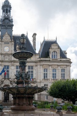 Limoges şehrinin, Haute-Vienne departmanının, Fransa 'nın ünlü porselen ve deri endüstrisinin cadde ve evlerinin manzarası.