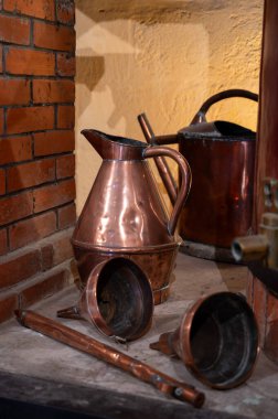 Charentias 'ta konyak ruhunun çifte damıtma işlemi. Bakır kaplar ve kazanlar hala eski içki imalathanesinde. Beyaz şarap bölgesi, Charente, Segonzac, Grand Champagne, Fransa