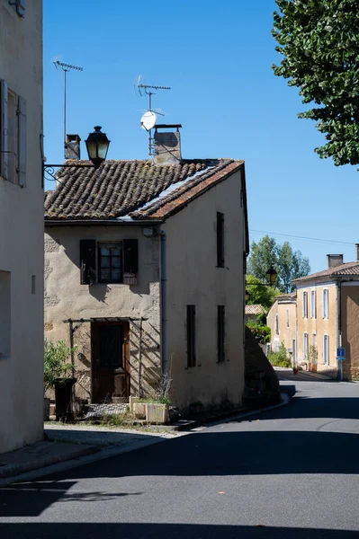 Sauternes köyü ve üzüm bağlarının manzarası, Semillon üzümlerinden yapılan tatlı Sauternes şarapları Botrytis cinerea Noble rot, Bordeaux, Fransa