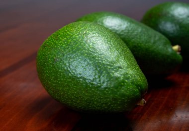 Organik avokado çiftliğinden yeşil olgun avokado meyveleri sağlıklı vejetaryen ve vejetaryen yiyecekler.