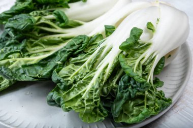 Genç organik beyaz bok choy veya bak choi Çin lahanası pişirmeye hazır, sağlıklı yiyecek
