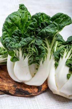 Genç organik beyaz bok choy veya bak choi Çin lahanası pişirmeye hazır, sağlıklı yiyecek