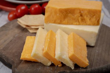 İngiliz peynirleri koleksiyonu, İskoç renkli ve İngiliz olgun çedar peynirleri kapanıyor.