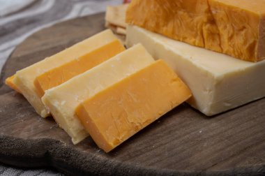 İngiliz peynirleri koleksiyonu, İskoç renkli ve İngiliz olgun çedar peynirleri kapanıyor.