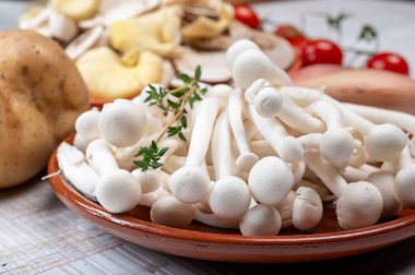 Doğu Asya 'ya özgü yenebilir beyaz shimeji mantarları, ona-shimeji yaygın olarak yetiştirilmiş ve umami tatma bileşikleri açısından zengindir. Mantar karışımı..