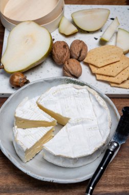 Fransız peyniri, orijinal Camembert de Normandie peyniri, beyaz küfle kaplayın.