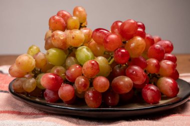 Tatlı, olgun, pembe üzümler hazır ve nazır.