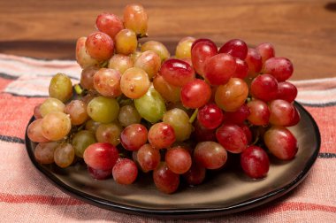 Tatlı, olgun, pembe üzümler hazır ve nazır.