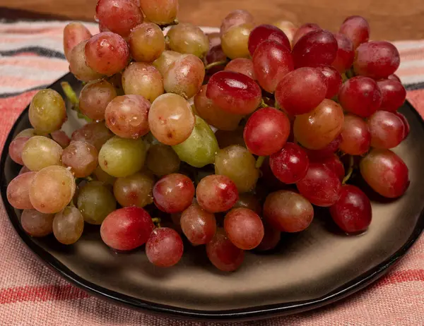 Tatlı, olgun, pembe üzümler hazır ve nazır.