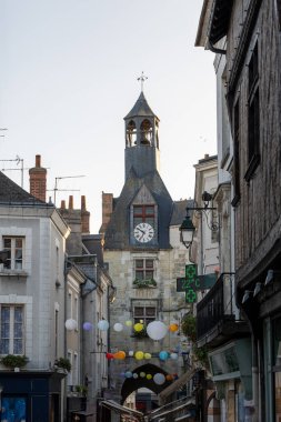 Fransa 'nın Loire nehri üzerinde kraliyet kalesi bulunan Amboise Ortaçağ kasabasında gün batımında yürümek