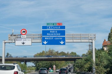 Otoyol işaretleri Paris, Fransa 'nın çevre yolunda yoğun trafik işaretleri, Paris' te trafik sıkışıklığı