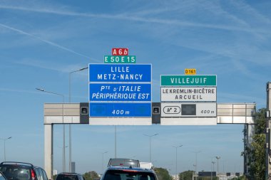 Otoyol işaretleri Paris, Fransa 'nın çevre yolunda yoğun trafik işaretleri, Paris' te trafik sıkışıklığı