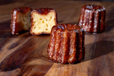 Canele, romlu ve vanilyalı Fransız pastası, yumuşak ve yumuşak muhallebi merkezi ve koyu, Bordeaux bölgesinin karamelize edilmiş kabuk spesiyali, Fransa kapat.
