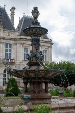 Limoges şehrinin, Haute-Vienne departmanının, Fransa 'nın ünlü porselen ve deri endüstrisinin cadde ve evlerinin manzarası.