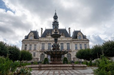 Limoges şehrinin, Haute-Vienne departmanının, Fransa 'nın ünlü porselen ve deri endüstrisinin cadde ve evlerinin manzarası.