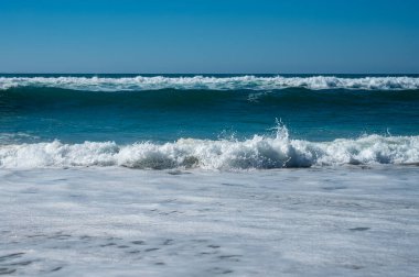Plage de Horizon, Plage de l 'ocean Le Phare du Cap Ferret ve Duna du Pilat yakınlarındaki Plage de l' ocean, Cap Ferret yarımadası, Fransa, Bordeaux 'nun güneybatısı, Fransa' nın Atlantik kıyıları güneşli bir günde