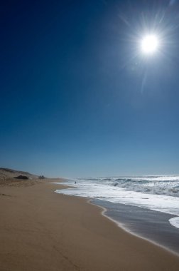 Plage de Horizon, Plage de l 'ocean Le Phare du Cap Ferret ve Duna du Pilat yakınlarındaki Plage de l' ocean, Cap Ferret yarımadası, Fransa, Bordeaux 'nun güneybatısı, Fransa' nın Atlantik kıyıları güneşli bir günde
