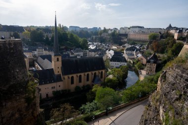 Lüksemburg veya Lüksemburg 'un başkenti Lüksemburg' un manzarası ve Avrupa Birliği 'nin sonbaharda fiili başkentlerinden biri