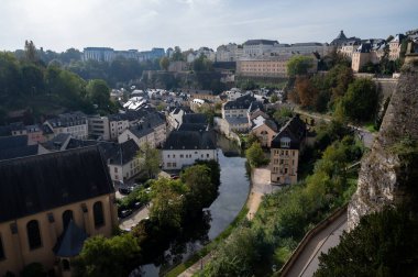 Lüksemburg veya Lüksemburg 'un başkenti Lüksemburg' un manzarası ve Avrupa Birliği 'nin sonbaharda fiili başkentlerinden biri