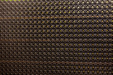 Moezel, Moselle ya da Musel Nehri olarak da bilinen Moezel kıyısındaki Lüksemburg ülkesinin güney kesiminde geleneksel köpüklü şarap üretim metodu.