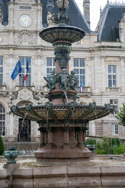 Limoges şehrinin, Haute-Vienne departmanının, Fransa 'nın ünlü porselen ve deri endüstrisinin cadde ve evlerinin manzarası.