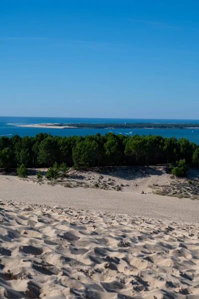 Güneşli bir günde Fransa 'nın Atlantik kıyı şeridi boyunca Bordeaux' nun güneybatısında, Arcachon Körfezi bölgesindeki La Teste-de-Buch 'da yer alan Avrupa' nın en uzun kum tepeciğinin manzarası