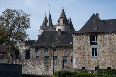 Güneşli bir günde dünyanın en küçük ortaçağ kasabasında yürüyoruz. Durbuy, Ourthe, Ardennen, Belçika nehri üzerinde.