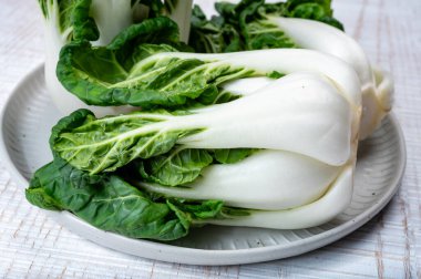 Genç organik beyaz bok choy veya bak choi Çin lahanası pişirmeye hazır, sağlıklı yiyecek