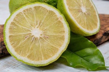 Taze olgun bergamot portakal meyveleri, Earl Grey çayı, ilaç ve kaplıca tedavilerinde kullanılan mis kokulu narenciye.